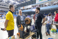 Międzynarodowe Zawody Robotów XChallenge 2022, drugi z lewej prof. J. Sęp,