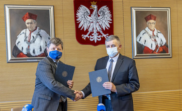 Od lewej prof. P. Koszelnik i S. Sienko,