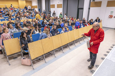 Pokazy chemiczne prowadził prof. Wiktor Bukowski,