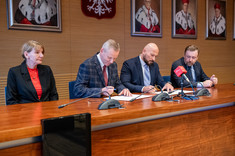 Od lewej: prof. D. Antos, prof. PRz L. Gniewek, M. Rej, T. Sanecki,